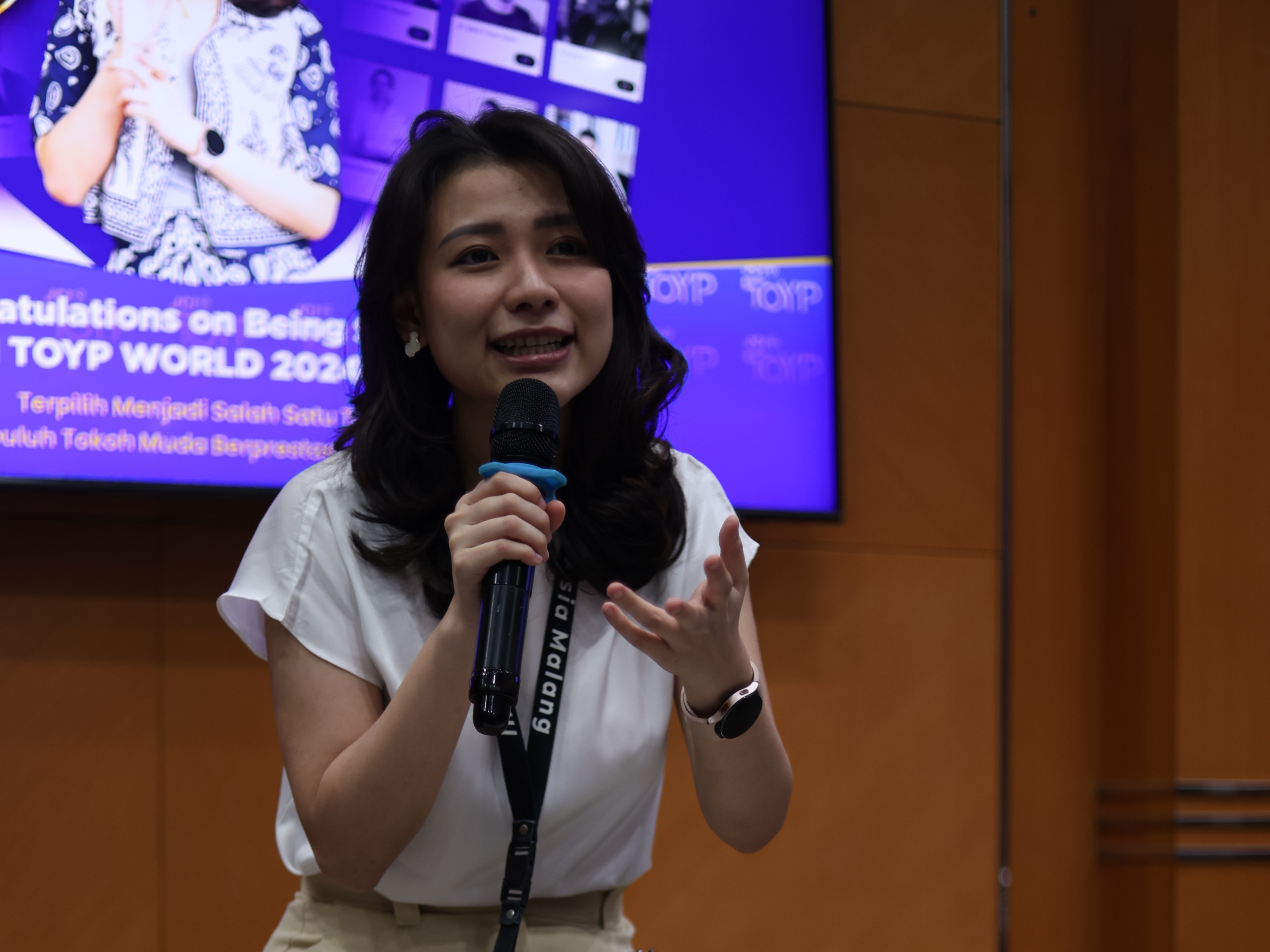 INSPIRATIF: Rektor ITB ASIA Malang Risa Santoso saat memberikan motivasi.
