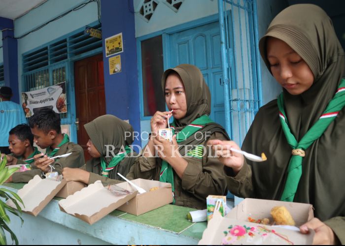 MAKAN GRATIS: Pelajar Muhammadiyah menikmati asupan makanan bergizi dan susu. Memperingati Milad Muhammadiyah ke-112, PD Muhammadiyah Kota salurkan 3 ribu paket makanan untuk warga Kota Tahu.