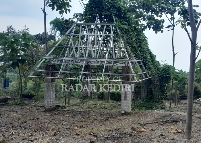 TIDAK TERAWAT: Salah satu spot di Taman Agro Margomulyo yang kini terbengkalai.