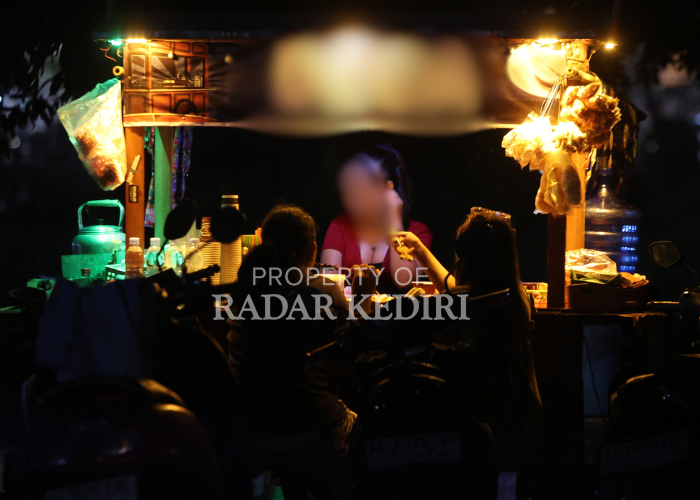 BUKAN EKSPLOITASI: Perempuan yang menjadi pelayan di salah satu angkringan di Kediri.