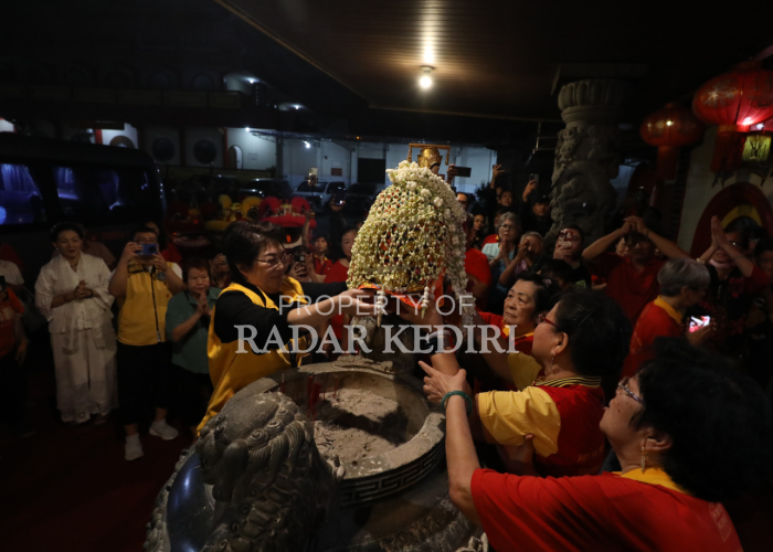 BERSEJARAH: Kelenteng Tjoe Hwie Kiong di Kota Kediri mendapat kunjungan dari rombongan keletenteng asal China.