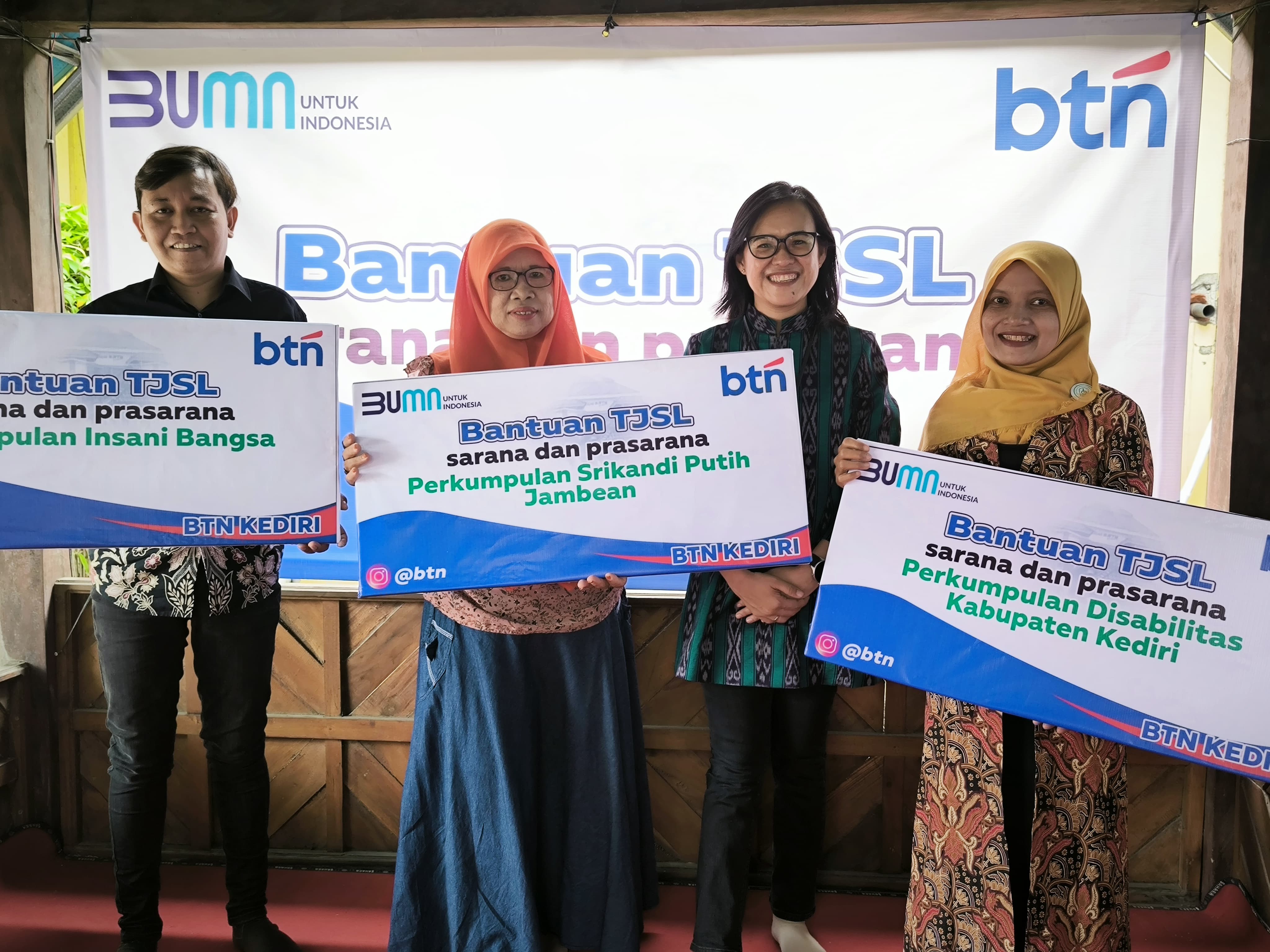 SOLIDARITAS: Branch Manager BTN KC Kediri Laloria N Pardede (dua dari kanan) berfoto bersama perwakilan penerima bantuan TJSL, Kamis (14/11).