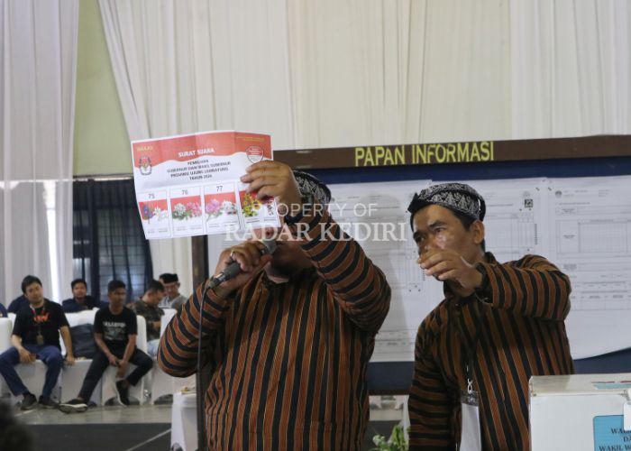 Petugas mempraktikkan penghitungan suara dengan kandidat berbagai jenis sayuran dalam simulasi di Balai Pertemuan Kelurahan Semampir kemarin