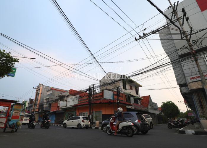 Kabel semrawut di Jl Dhoho merusak keindahan di salah satu ruas yang sekaligus jadi ikon Kota Kediri itu.