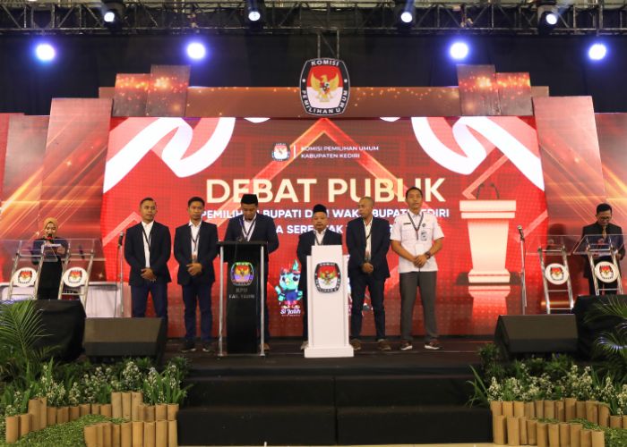 ANGAN GOLPUT: Ketua KPU Kabupaten Kediri Nanang Qosim memberikan sambutan bersama komisioner KPU dalam debat publik kedua Kamis (14/11) lalu.