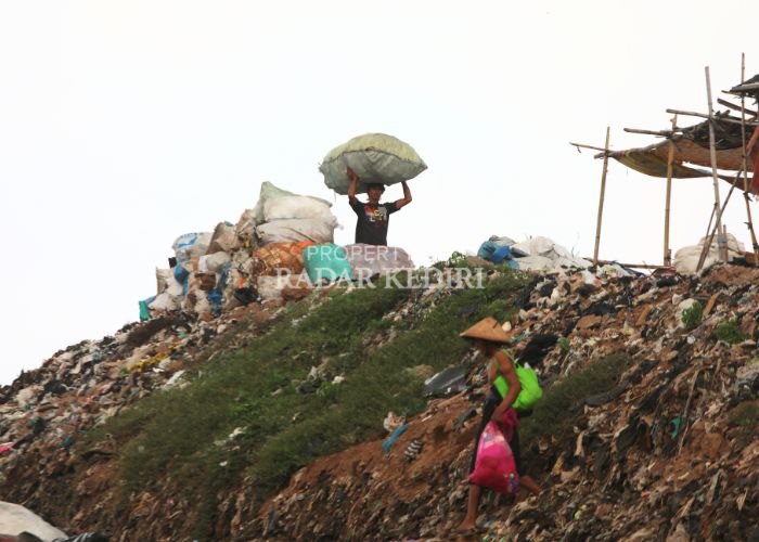 Sejumlah pemulung mengambil sampah di TPA 3 Klotok. Tahun depan pemkot akan membangun TPA pengganti secara mandiri setelah kompensasi dari Tol Ki Agung molor.