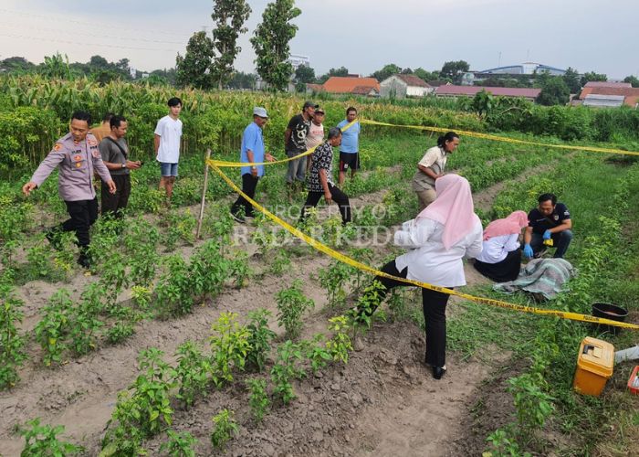 BIKIN HEBOH: Kapolsek Ngasem Iptu Ardian Wahyudi memeriksa TKP penemuan pria paro baya yang tewas di sawah Desa Tugurejo.