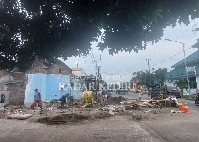 CEGAH BANJIR: Pekerja proyek drainase  membongkar jalan raya Kediri- Prambon.