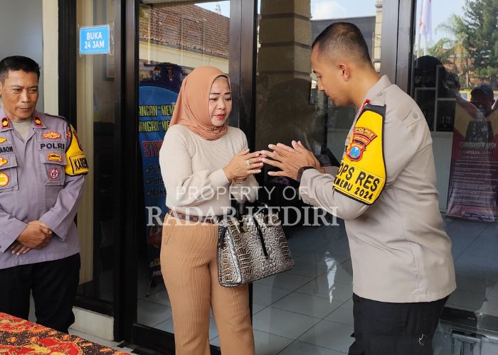 MAAF: Maria, ibu pelaku pembentak Kompol Mukhlason bersalaman dengan Kapolres Kota Kediri AKBP Bramastyo