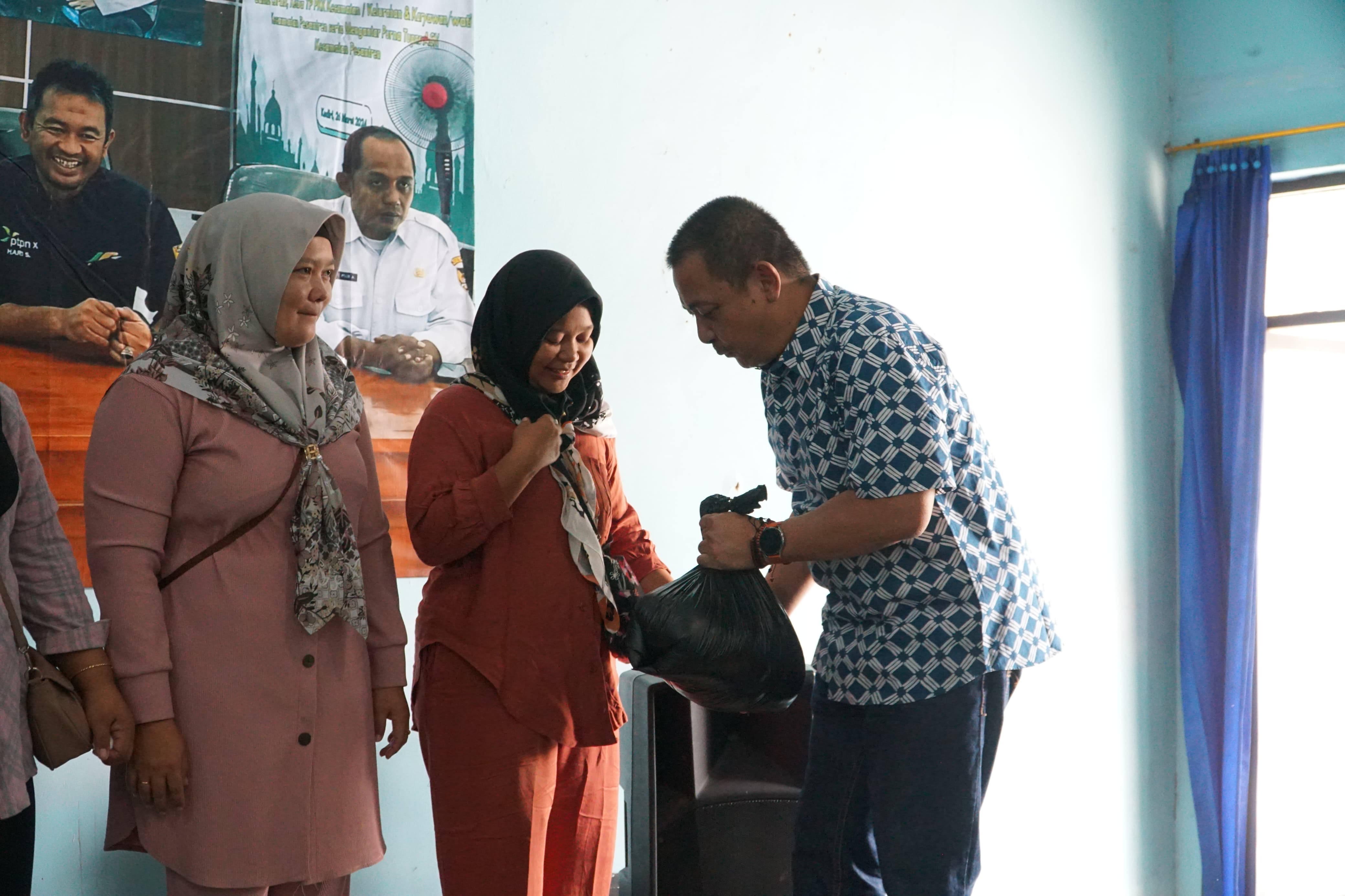 PEDULI: General Manager PG Pesantren Baru Djarot Rudi Wardoyo menyerahkan taliasih kepada warga Desa Tugurejo