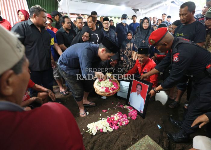 Bupati Nonaktif Kediri Hanindhito Himawan Pramana (jaket hitam, berpeci) ikut mengantarkan sang paman ke peristirahatan terakhir bersama keluarga, kerabat, dan kolega di kompleks Pemakaman Setonogedon