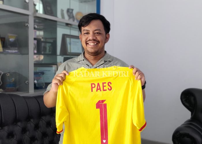 Yoga Prabowo menunjukkan jersey milik Maarten Paes saat melawan Timnas Jepang di Gelora Bung Karno