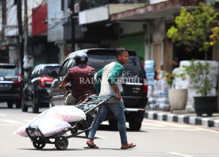 Sentra pertokoan Jl Dhoho dengan jumlah pekerja yang mencapai ratusan orang merupakan salah satu bagian yang terimbas kenaikan UMK tahun depan.