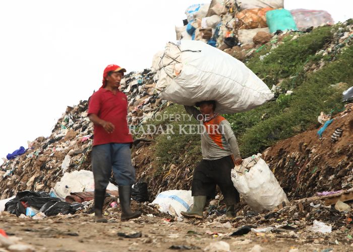Sejumlah pemulung memilah sampah di TPA Klotok. Rencananya tahun depan pemkot akan membangun TPA baru.