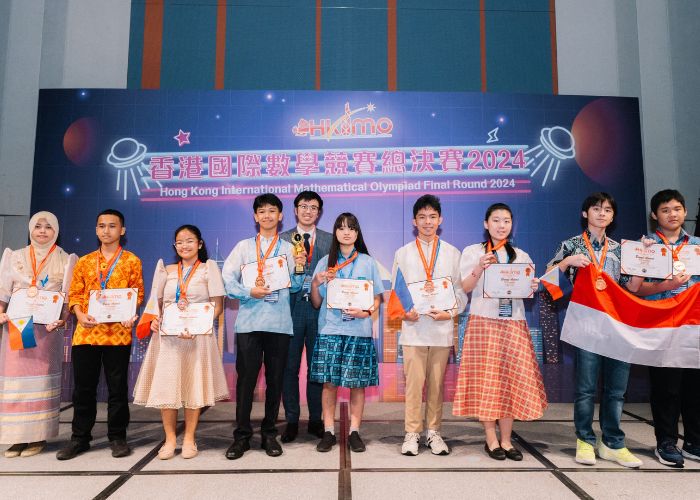 GEMILANG: Siswa-siswa SMP Kristen Petra Kediri saat mengikuti kompetisi matematika.