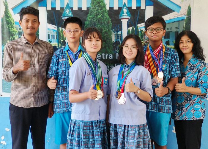 KEREN: Siswa SMP Kristen Petra meraih medali emas di ajang kompetisi matematika internasional.