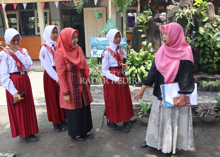 Tim juri Green School Competition berdialog dengan siswa perwakilan dari SDN Betet 3 kemarin.