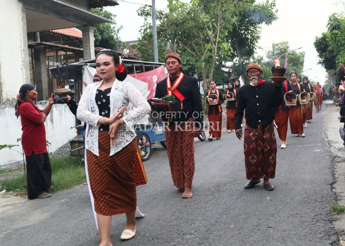 Warga Lingkungan Kwangkalan, Tempurejo, Pesantren antusias mengikuti kirab budaya pada Sabtu (2/11) lalu