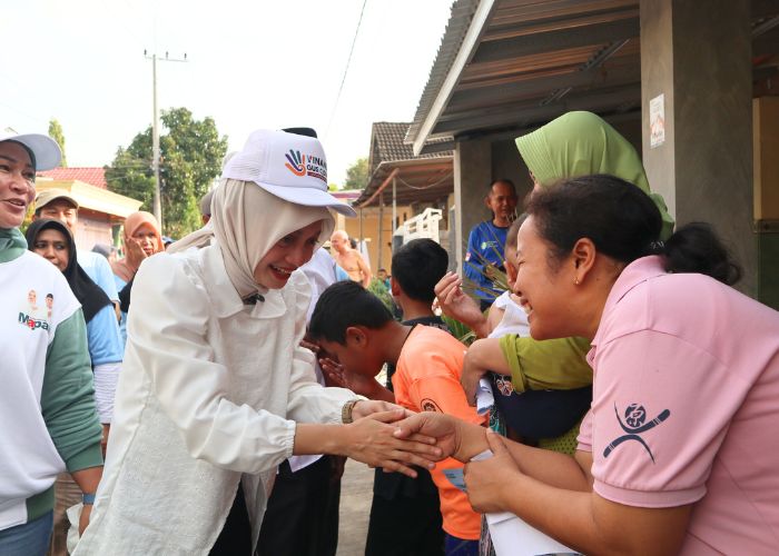 SENYUM TULUS: Vinanda dan Gus Qowim menyapa warga Kelurahan Tamanan, Kecamatan Mojoroto, Kota Kediri saat blusukan.