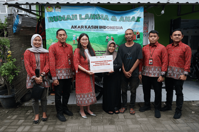 OJK Kediri saat menggelar bansos