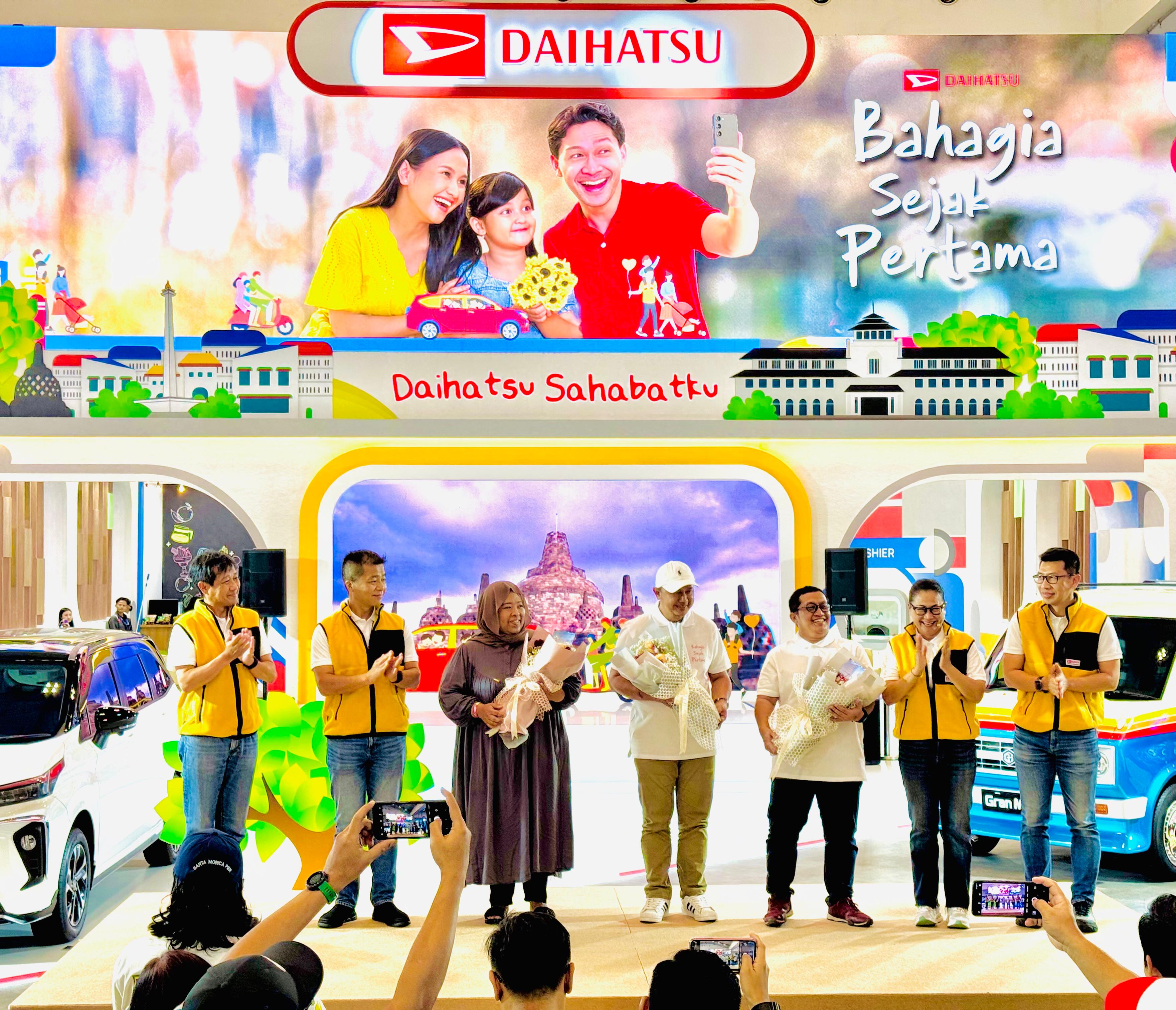 Daihatsu rayakan momen bahagia lewat apresiasi pembeli LCGC ke 700 ribu dan Gran Max ke 800 ribu di Indonesia pada pembukaan booth di ajang GJAW