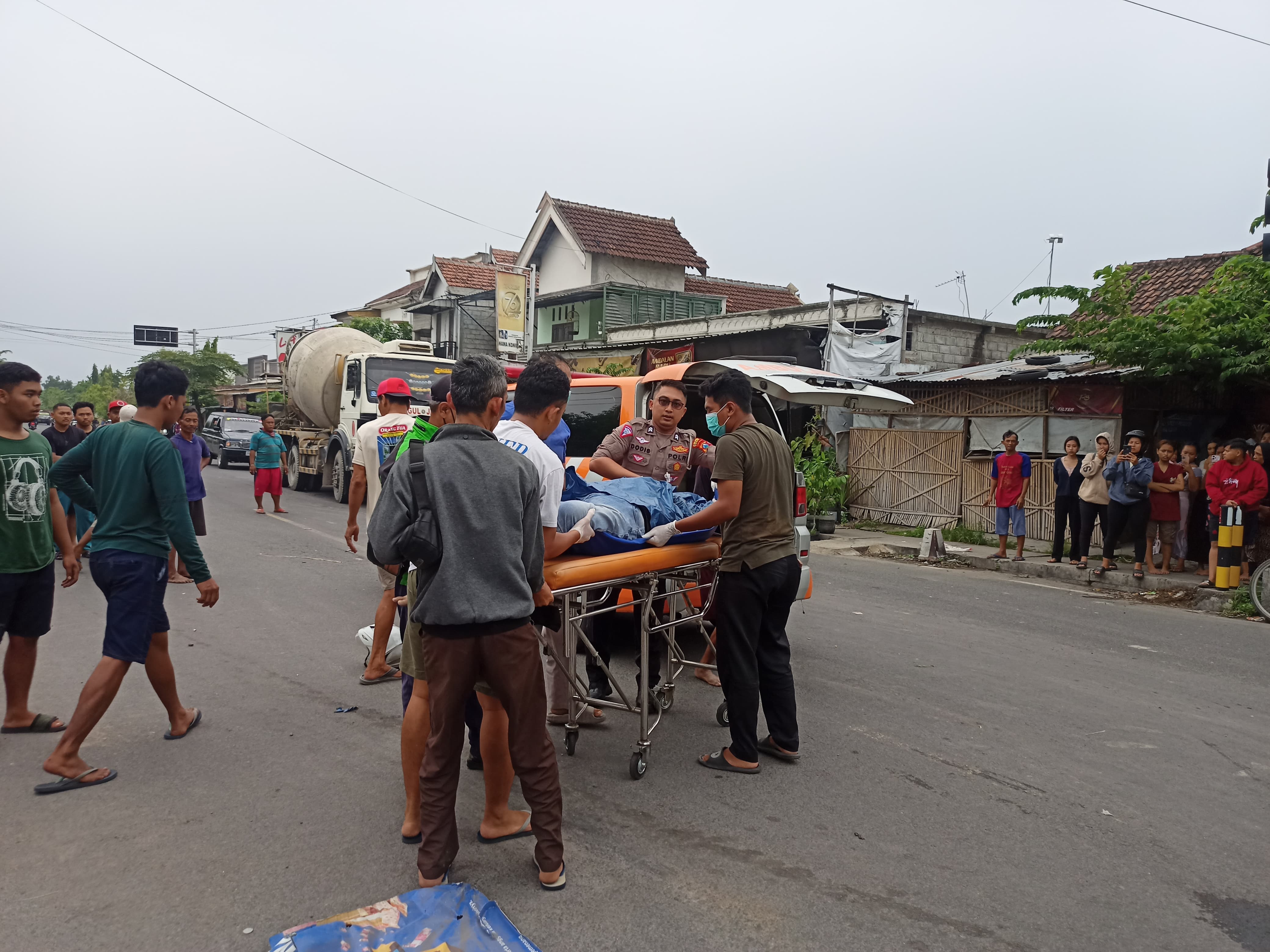 KECELAKAAN MAUT: Petugas kepolisian, tim medis, dan warga mengevakuasi pasutri asal Tulungagung yang jadi korban kecelakaan di Traffic Light Branggahan Ngadiluwih Kediri.