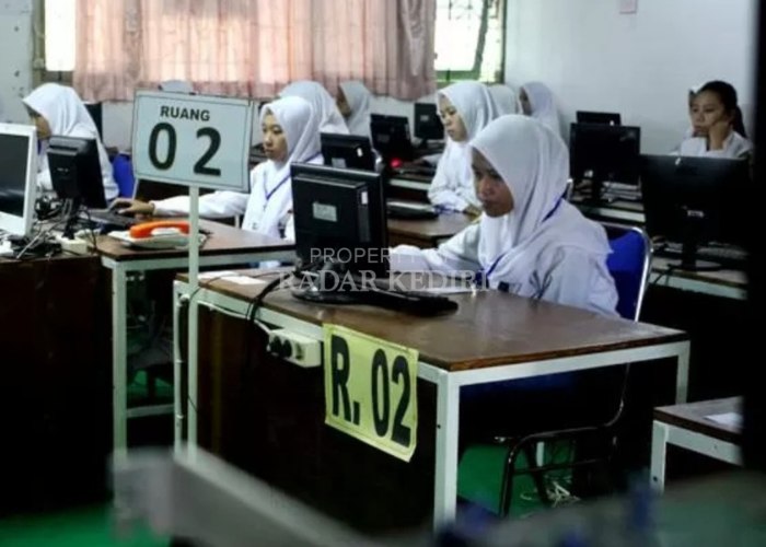 BAKAL KEMBALI: Ujian Nasional di salah satu SMP di Kediri.