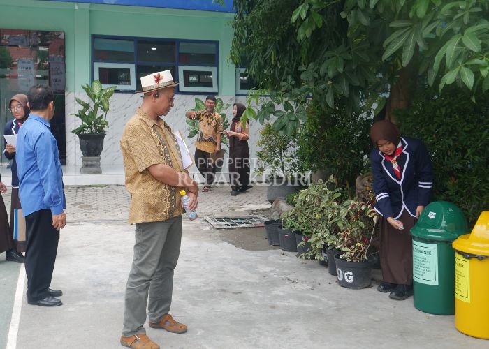 Tim SMPN 3 Kota Kediri memaparkan hasil pemetaan di sekolah mereka kepada tim juri Green School Competition kemarin. Setelah visitasi selesai, sepuluh besar finalis diumumkan minggu depan
