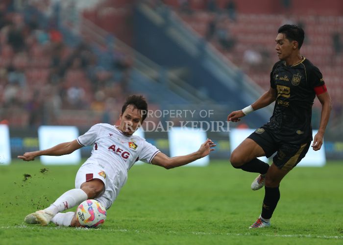 Al Hamra Hehanusa berduel dengan pemain PSIS Semarang.
