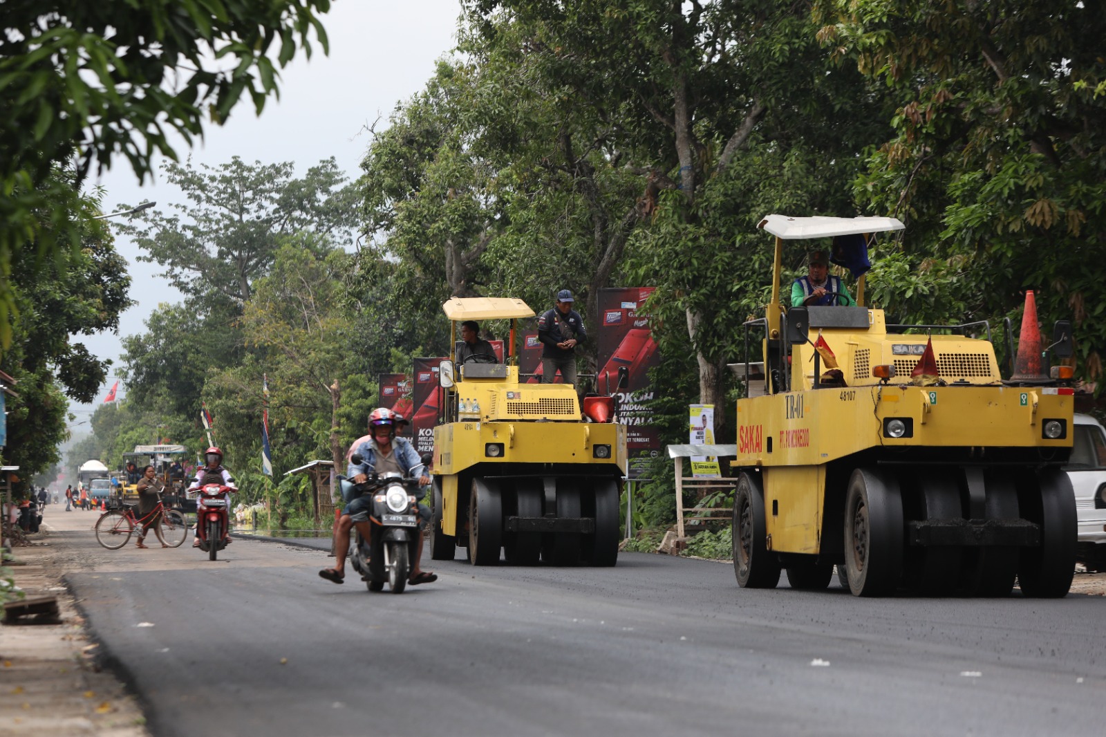Salah satu ruas jalan di Kediri yang diperbaiki Pemkab Kediri.