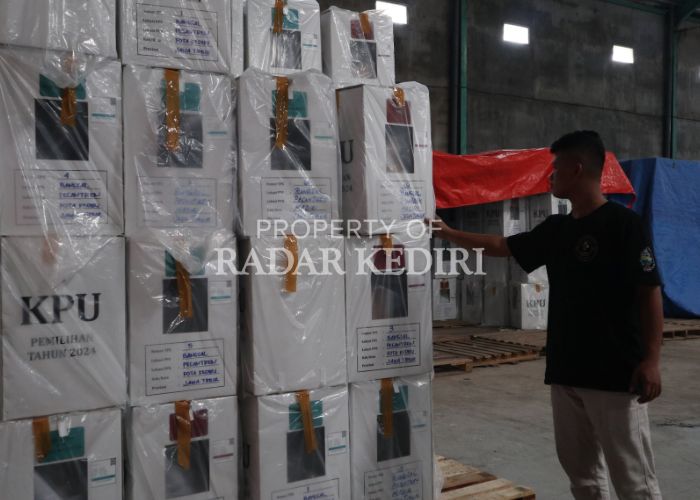 SIAP COBLOSAN: Petugas mengecek kesiapan logistik pemilihan kepala daerah di Kota Kediri yang akan digunakan pada Rabu (27/11).