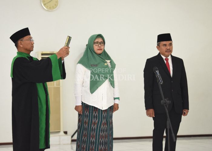 Endang Kartika Sari dilantik menjadi staf ahli bersama Roni Yusianto di ruang Joyoboyo Pemkot Kediri kemarin.