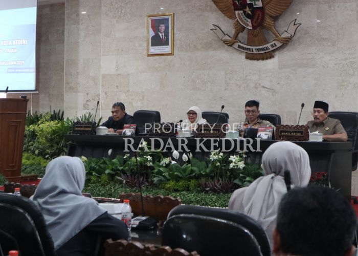 TEGANG: Suasana sidang paripurna di DPRD Kota Kediri pada Selasa (26/11).