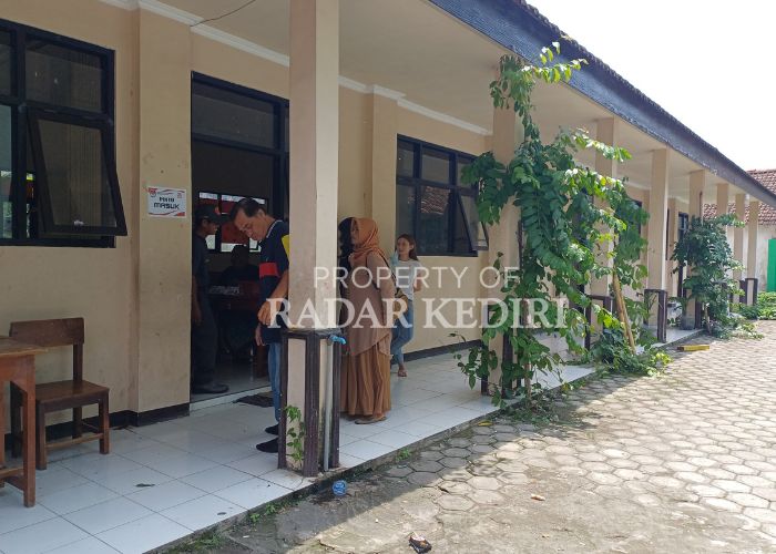 TKP: Penyelenggara Pilkada 2024 di TPS 03 Tosaren berdiri di tempat Ibrahim terjatuh.