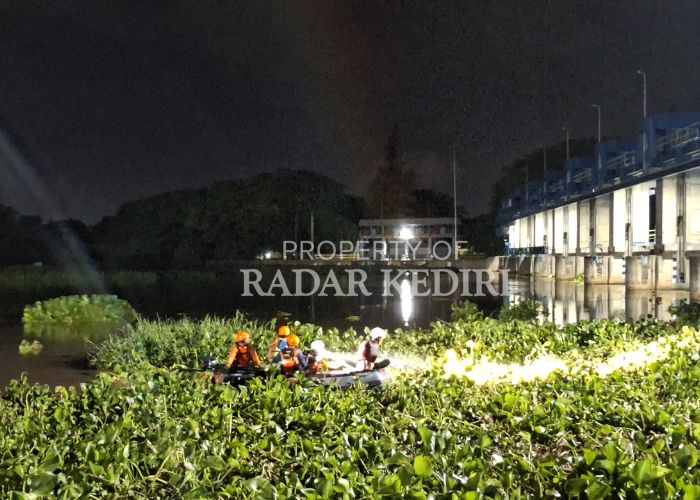HAMPIR HANYUT: Petugas BPBD evakuasi mayat yang mengapung di tengah eceng gondok, dekat [intu air di Bendungan Gerak Waru Turi Gampengrejo Kediri.