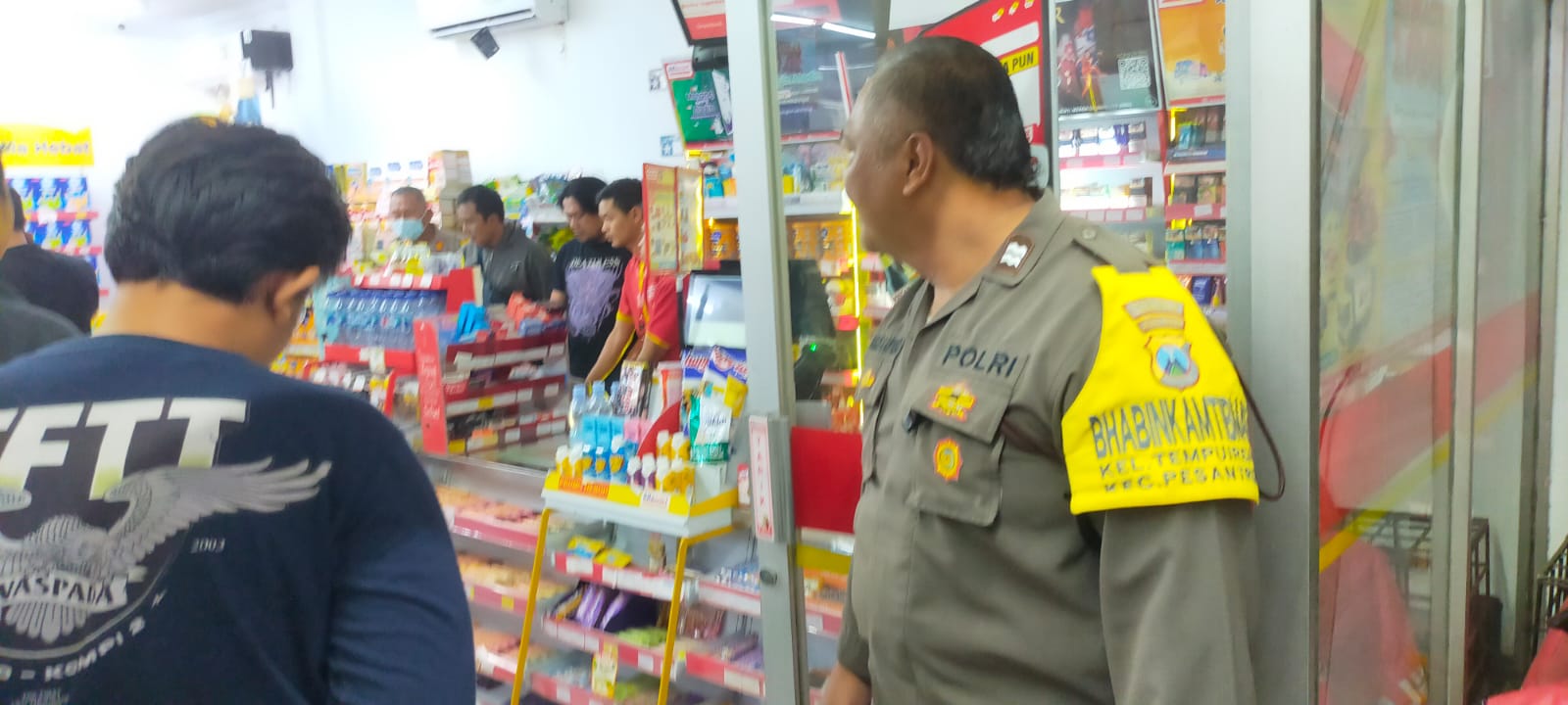 PENYELIDIKAN: Petugas kepolisian melakukan olah TKP di Alfamart Kelurahan Tempurejo, Pesantren, Kota Kediri.