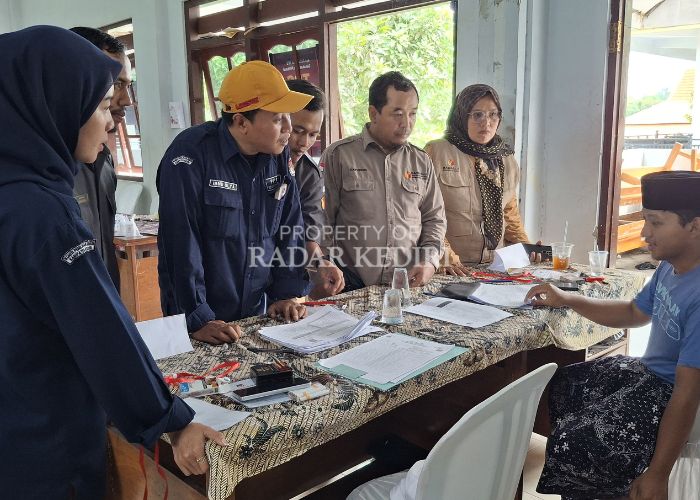 PANTAU LOKASI: Ketua KPU Nanang Qosim dan Ketua Bawaslu Saifudin Zuhri berdiskusi dengan panitia pelaksana di TPS saat meninjau langsung pencoblosan di lapangan.