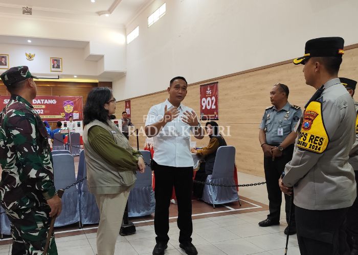 CEK LOKSUS: Kepala Lapas II A Kediri Urip Darma Yoga menerima kunjungan forkopimda Kota Kediri saat pencoblosan Pilkada Serentak 2024.