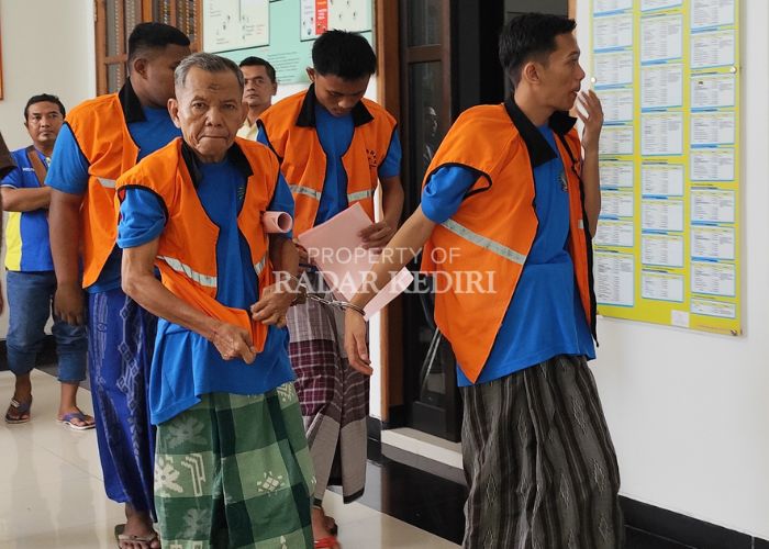 DIBORGOL: Slamet Cs usai menjalani sidang di Pengadilan Negeri Kediri. Mereka dituntut dengan hukuman yang berbeda.