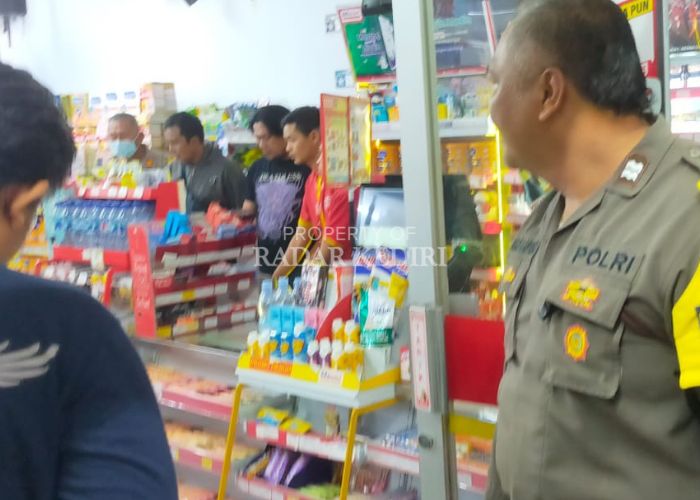 Polisi memeriksa tempat kejadian perkara (TKP) perampokan di Alfamart Jl Durian,Kelurahan Tempurejo, Pesantren pada dini hari kemarin (28/11).