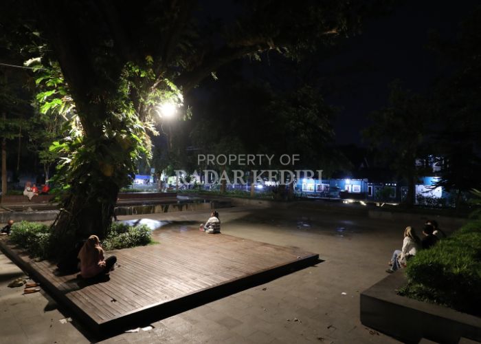 TAMAN BERMAIN: Taman Sekartaji di Kota Kediri  ramai dikunjungi warga saat malam hari.