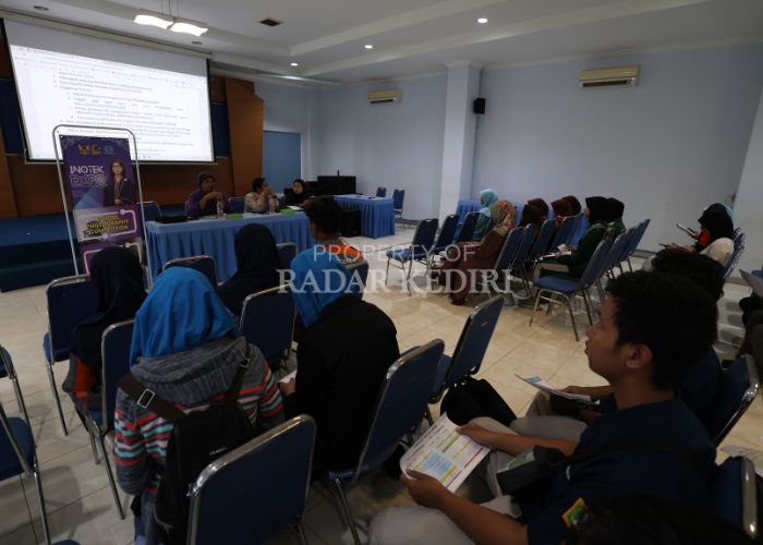 SIAP BERKOMPETISI: Peserta lomba foto dan video di Inotek mendengarkan penjelasan juri saat technical meeting.