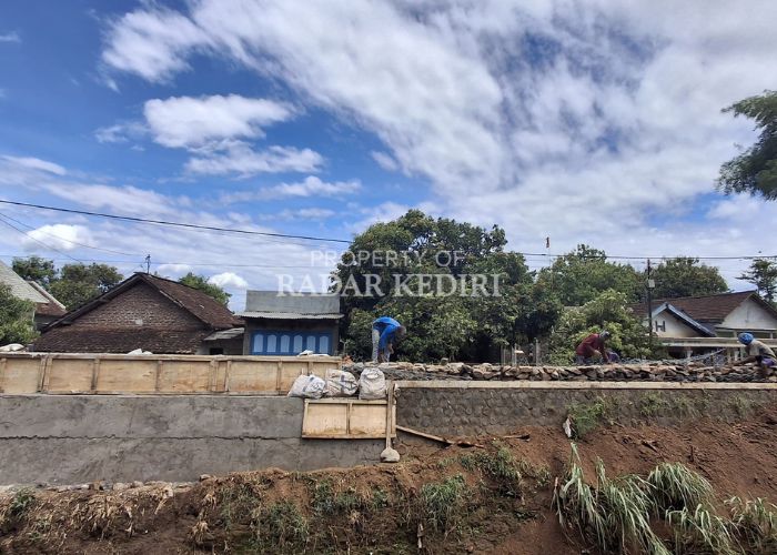KEBUT: Pekerja menyelesaikan proyek perbaikan tanggul jebol di Dusun Bakalanlor, Desa Bakan, Kecamatan Grogol.