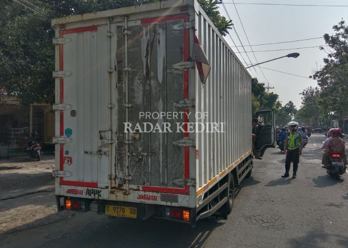 NEKAT: Anggota Satlantas Polres Kediri menindak tegas truk box yang melintas di Jalan Penanggungan, Kecamatan Mojoroto.