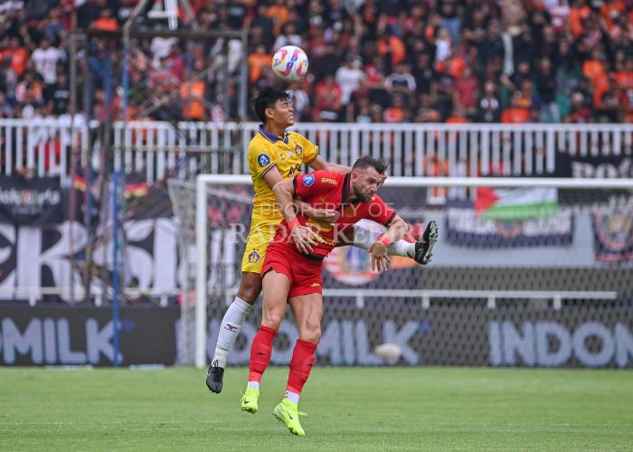 DUEL UDARA: Fullback Persik Kediri Vava Mario Yagalo menanduk bola saat laga melawan Persija Jakarta di Stadion Pakansari, Bogor kemarin sore.
