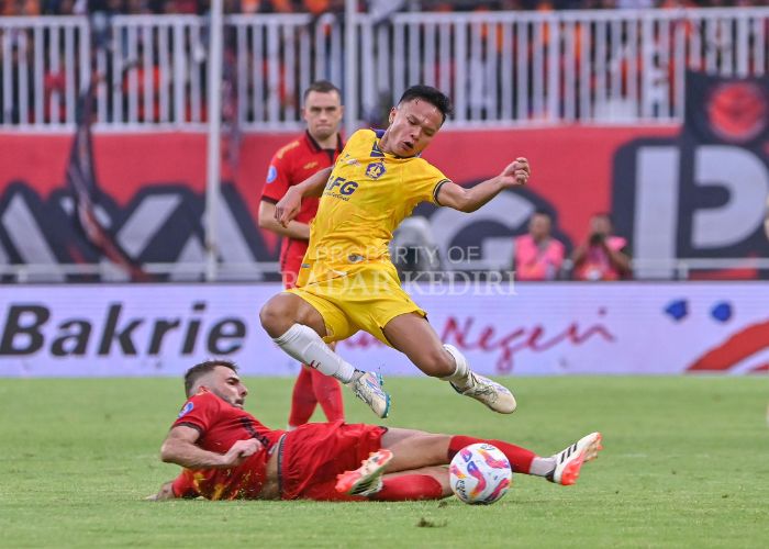 KASIH KERAS: Dede Sapari saat melawan Persija Jakarta.