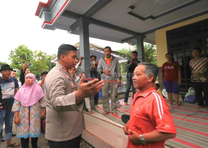 CEK TKP: Kapolres Kediri AKBP Bimo Ariyanto berbincang dengan Sutarman, 65, ayah Agus, di rumah salah satu kerabatnya di Desa Pandantoyo, Ngancar.