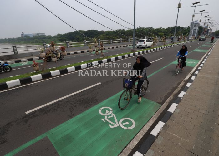 JALUR BARU Pesepeda melintas di jalan Jembatan Brawijaya, Kota Kediri. Tahun ini, Pemkot melalui Dinas Perhubungan Kota Kediri menambah dua titik rambu khusus pesepeda sepanjang 870 meter.