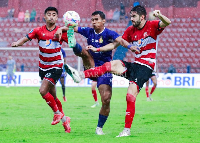 KERJA KERAS: M. Khanafi beradu dengan pemain Madura United.