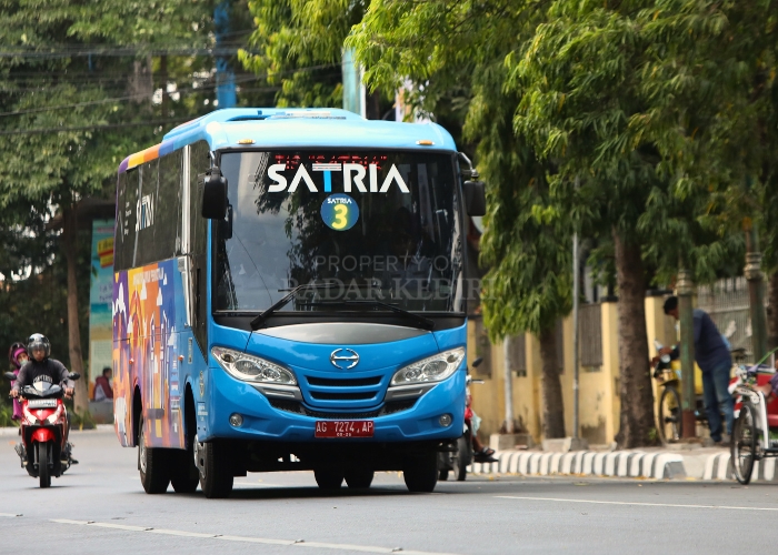 GRATIS: Bus Satria saat melintas di jalanan Kota Kediri.
